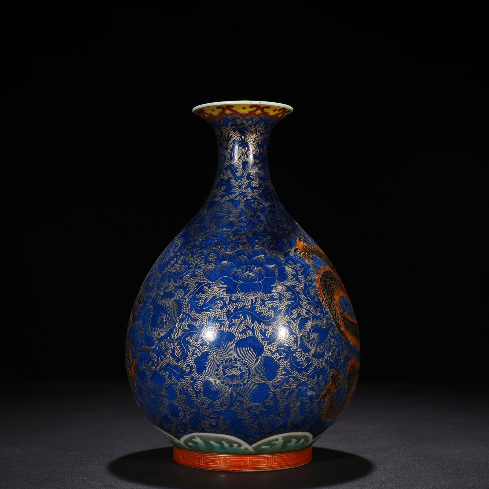 Qing Dynasty Qianlong blue ground gold silk enamel blue dragon godson dragon vase