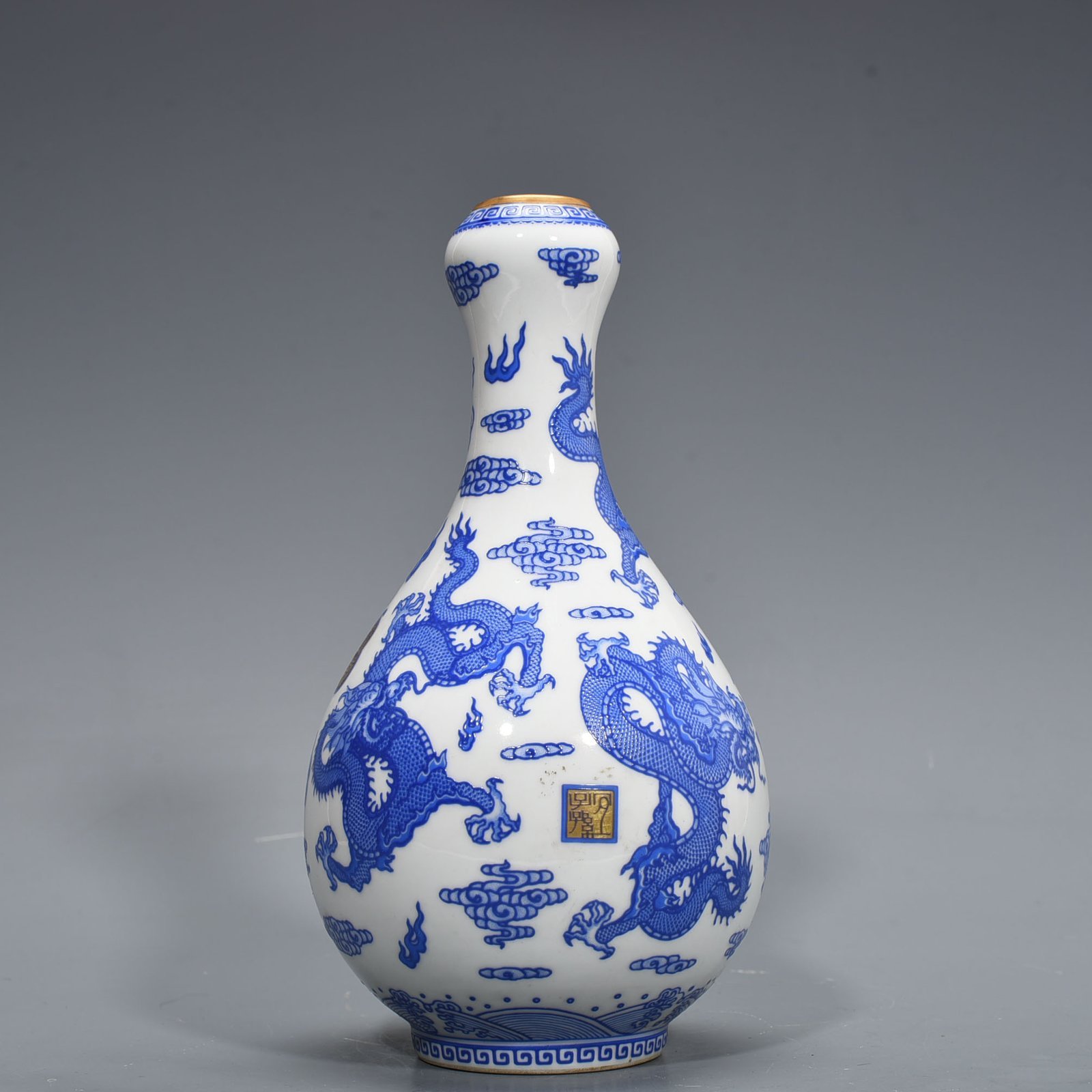 Qing Dynasty Qianlong blue color five dragon garlic bottle