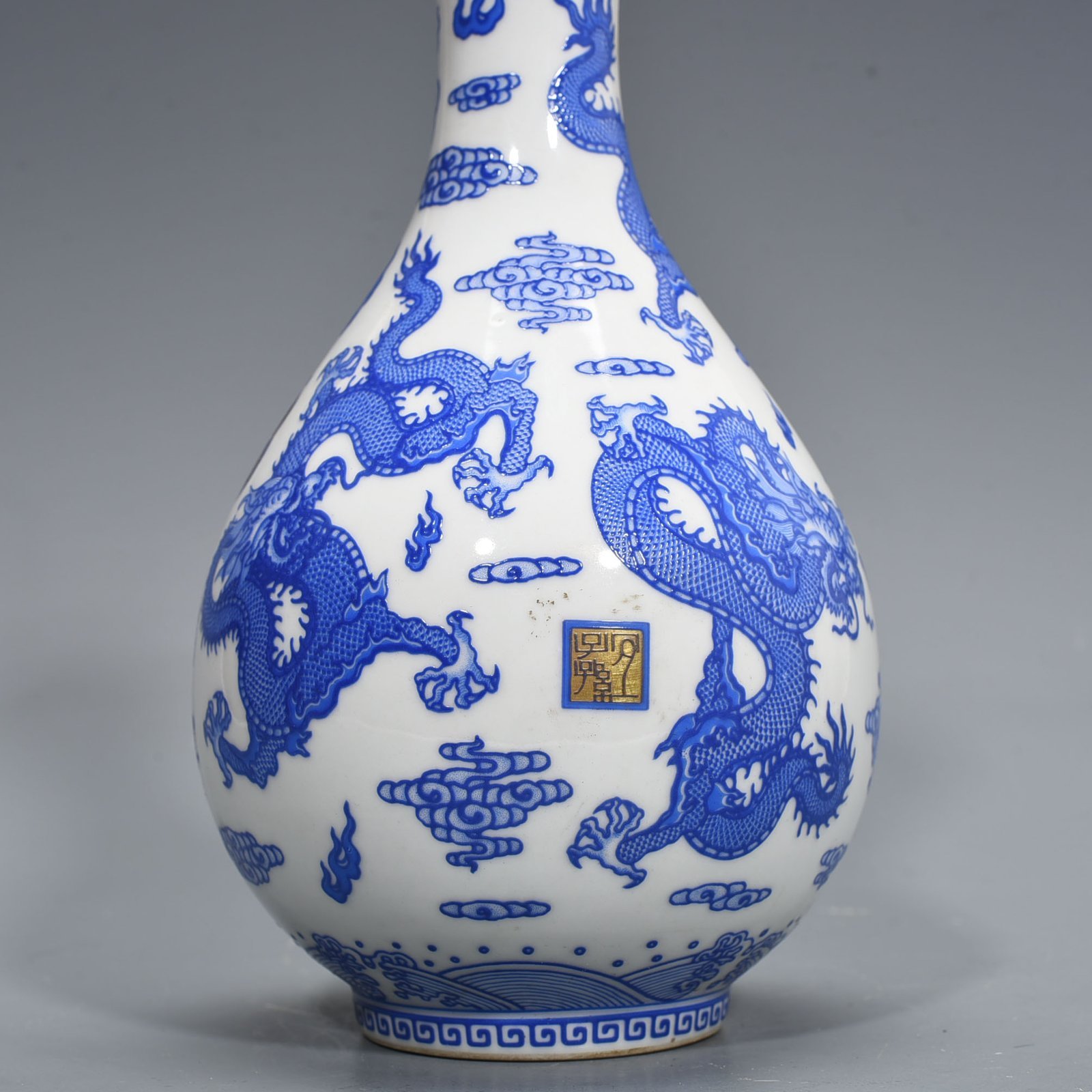 Qing Dynasty Qianlong blue color five dragon garlic bottle