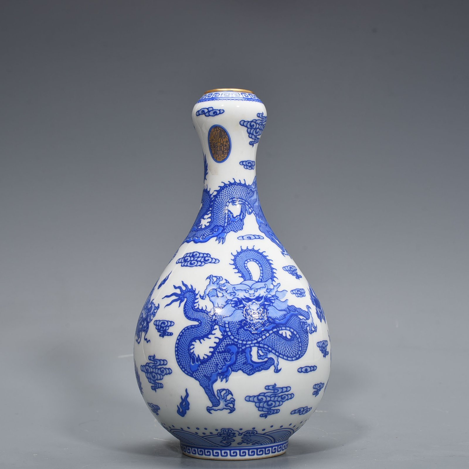 Qing Dynasty Qianlong blue color five dragon garlic bottle