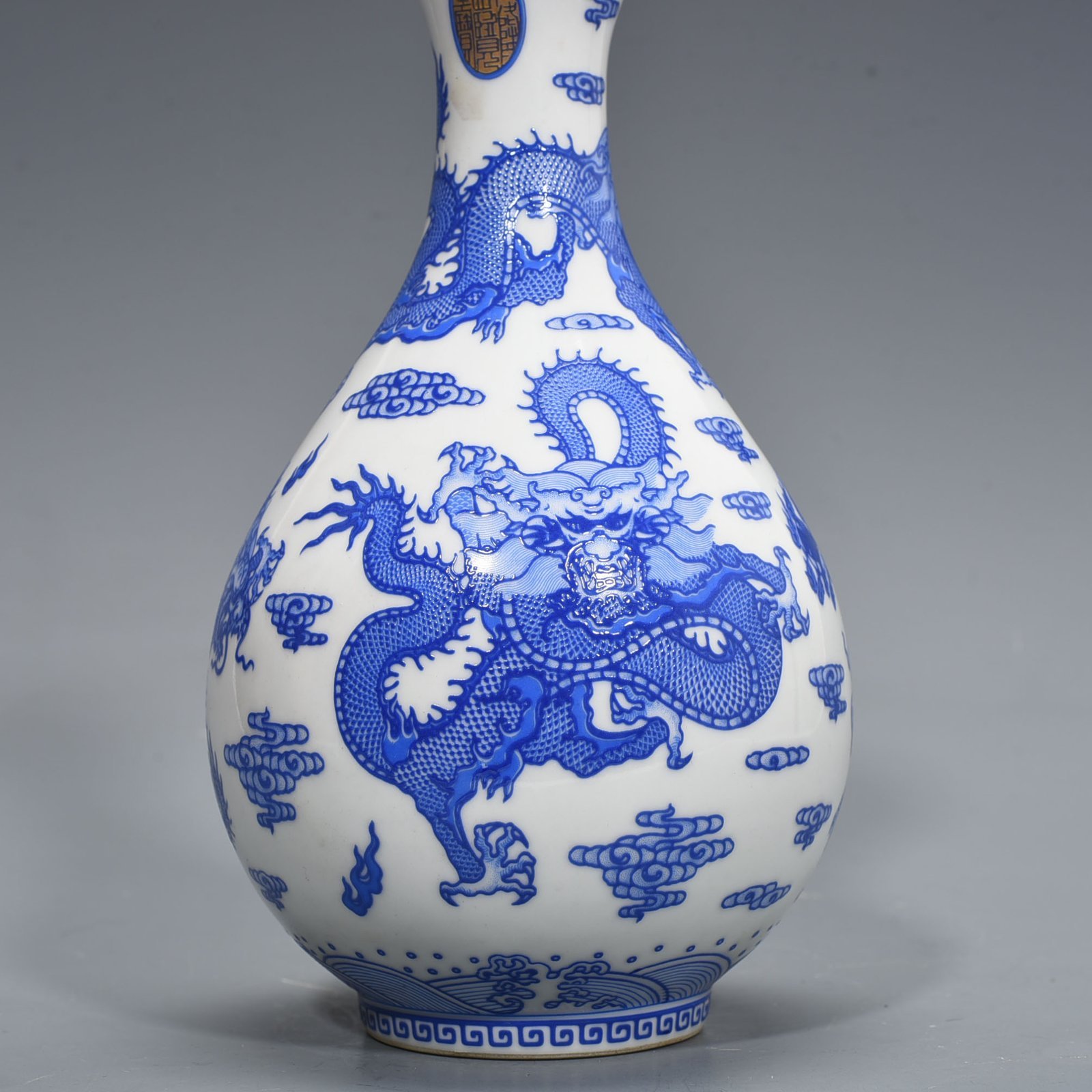 Qing Dynasty Qianlong blue color five dragon garlic bottle
