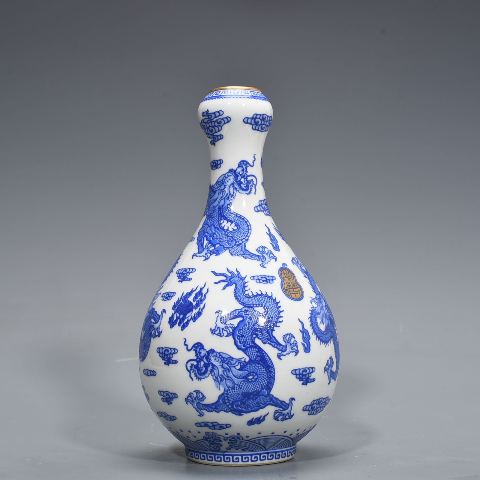 Qing Dynasty Qianlong blue color five dragon garlic bottle
