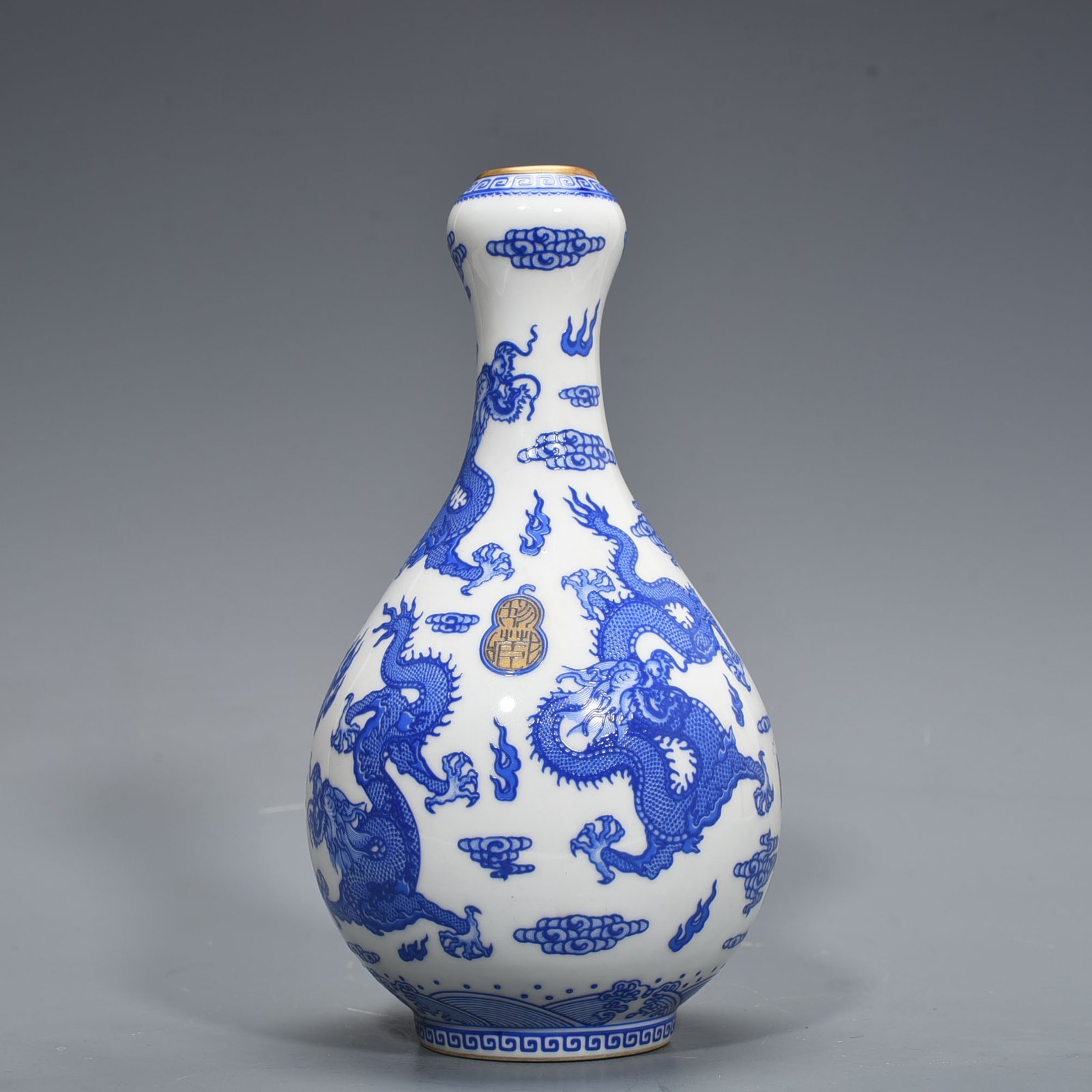 Qing Dynasty Qianlong blue color five dragon garlic bottle