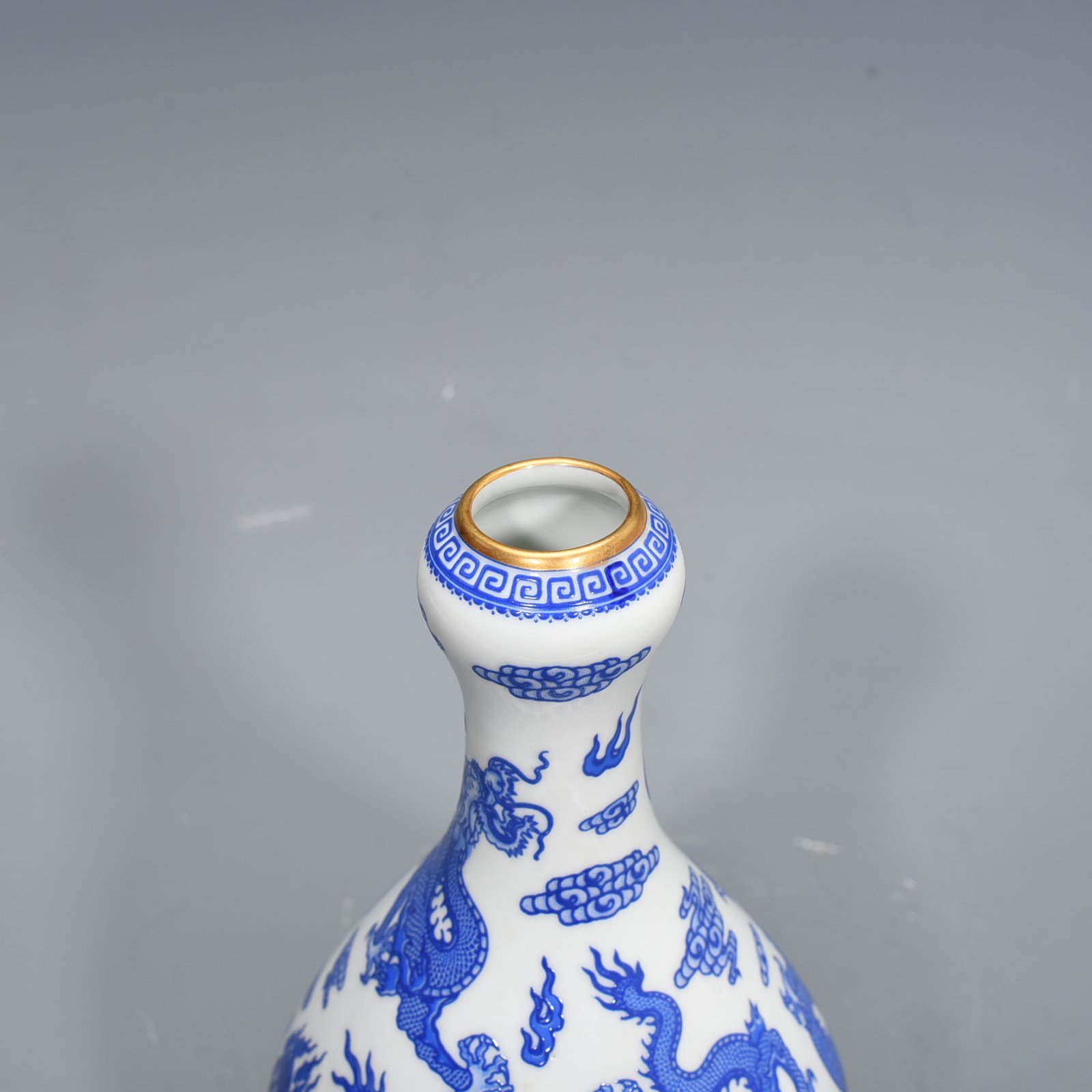 Qing Dynasty Qianlong blue color five dragon garlic bottle