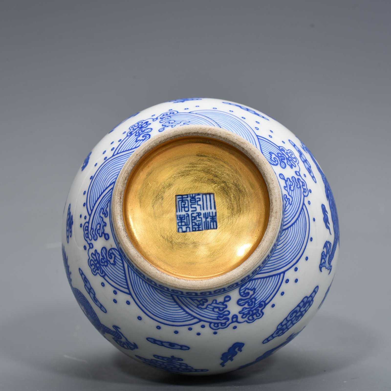 Qing Dynasty Qianlong blue color five dragon garlic bottle