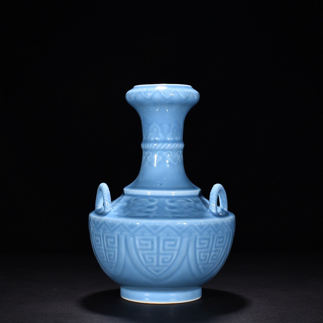 Qing Dynasty Qianlong blue glaze engraved Kui dragon three-series garlic vase