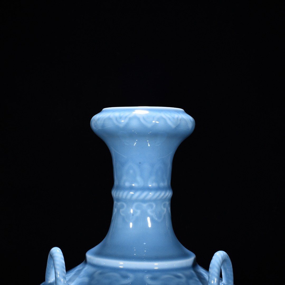 Qing Dynasty Qianlong blue glaze engraved Kui dragon three-series garlic vase