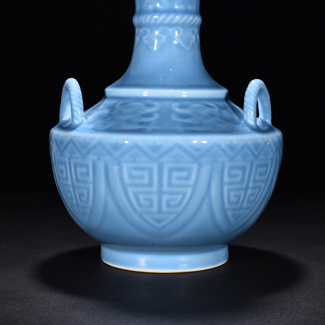 Qing Dynasty Qianlong blue glaze engraved Kui dragon three-series garlic vase