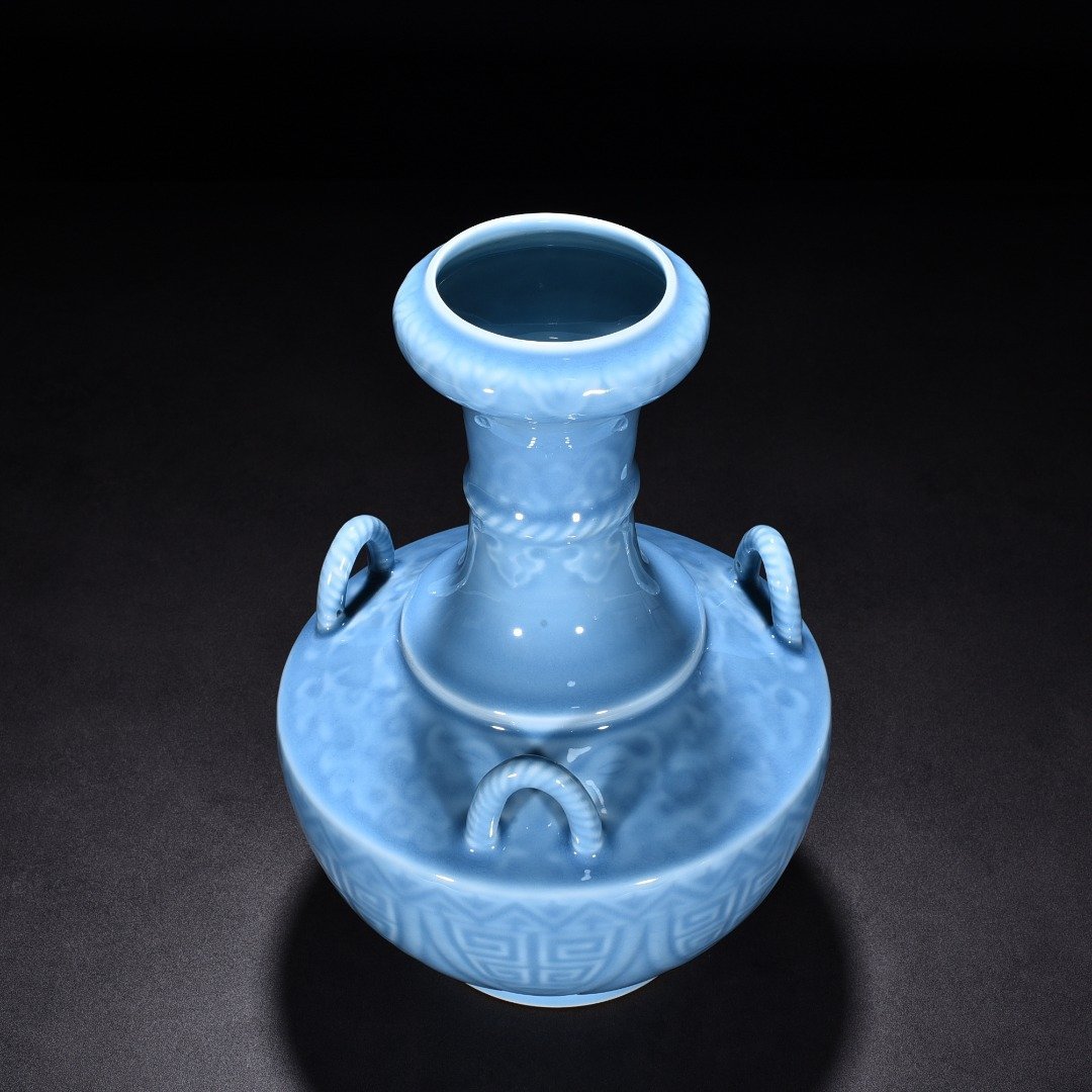 Qing Dynasty Qianlong blue glaze engraved Kui dragon three-series garlic vase