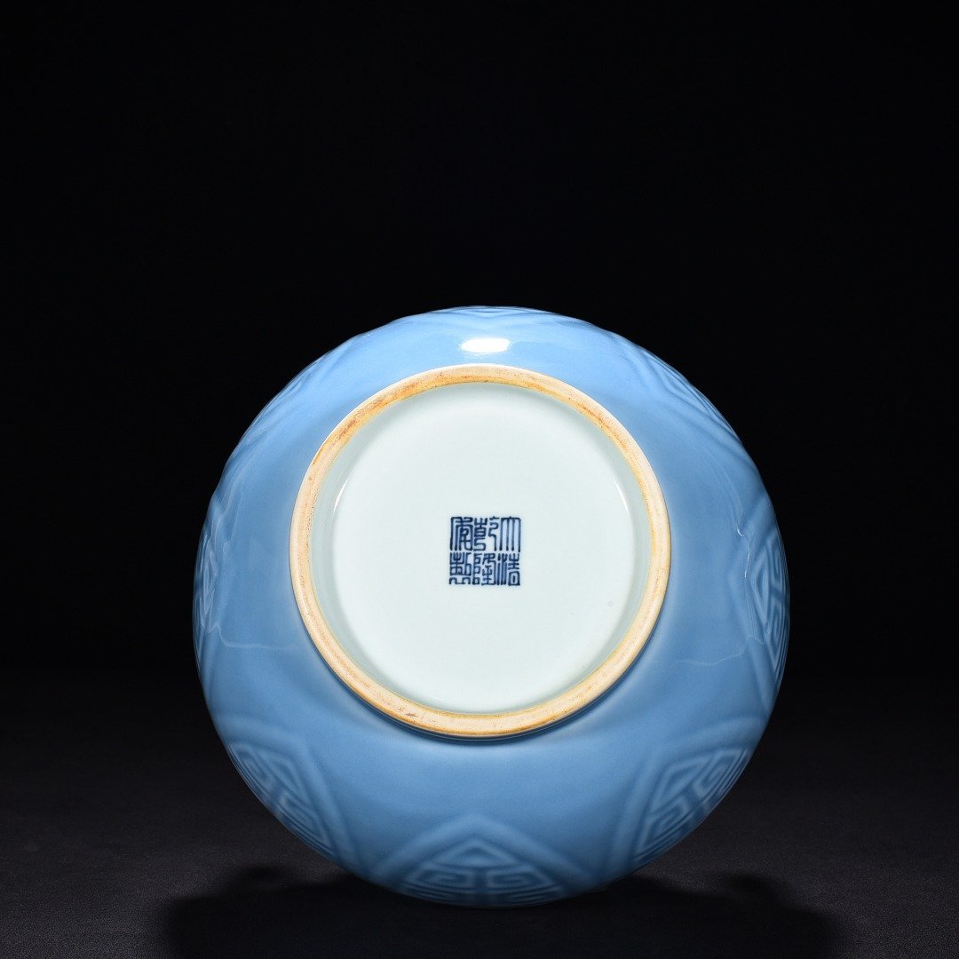 Qing Dynasty Qianlong blue glaze engraved Kui dragon three-series garlic vase