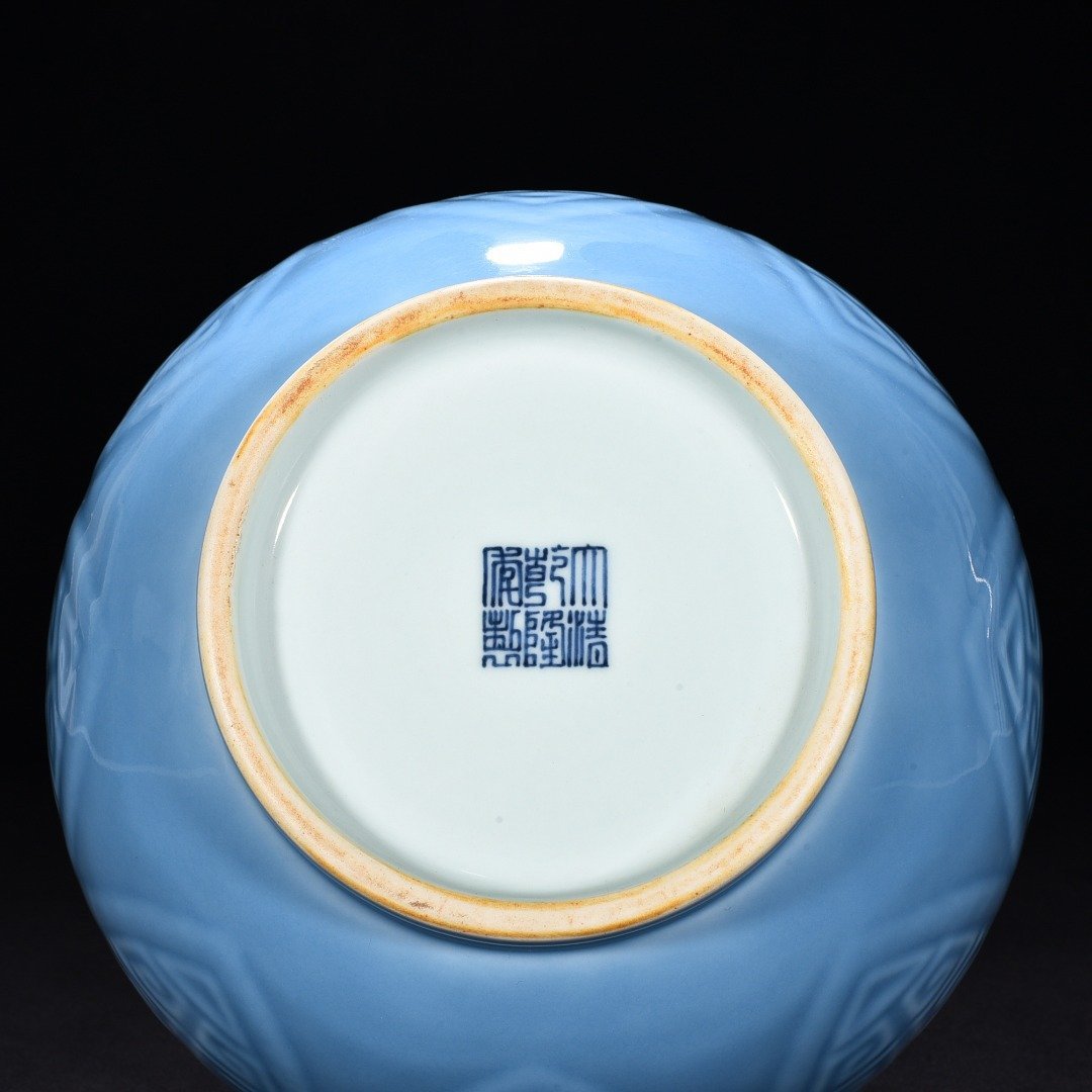 Qing Dynasty Qianlong blue glaze engraved Kui dragon three-series garlic vase