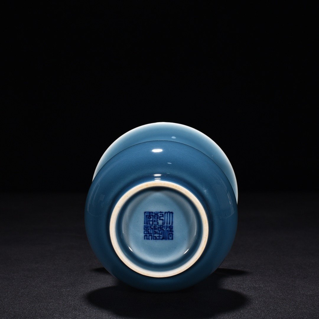 Qing Dynasty Qianlong blue glaze slag bucket