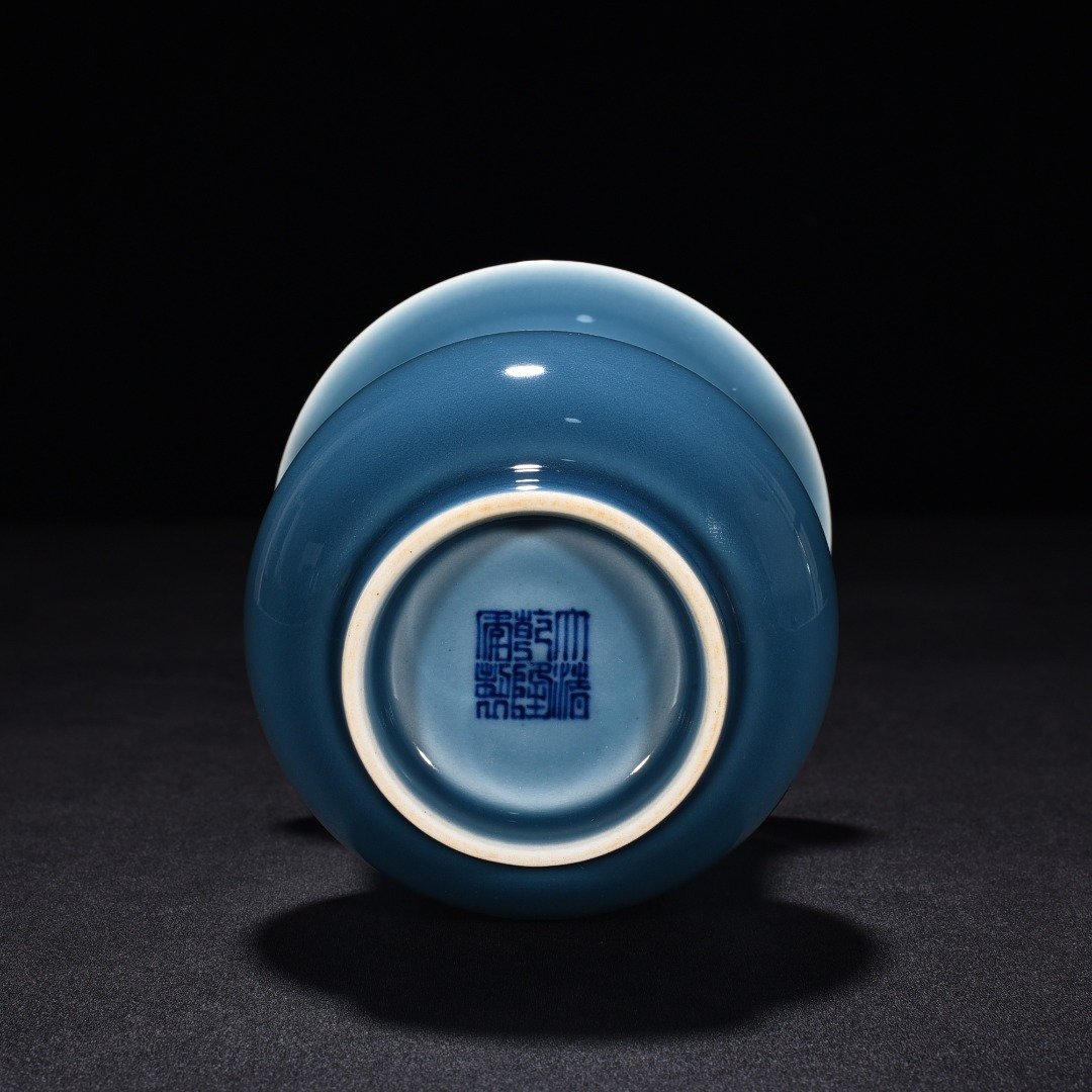 Qing Dynasty Qianlong blue glaze slag bucket