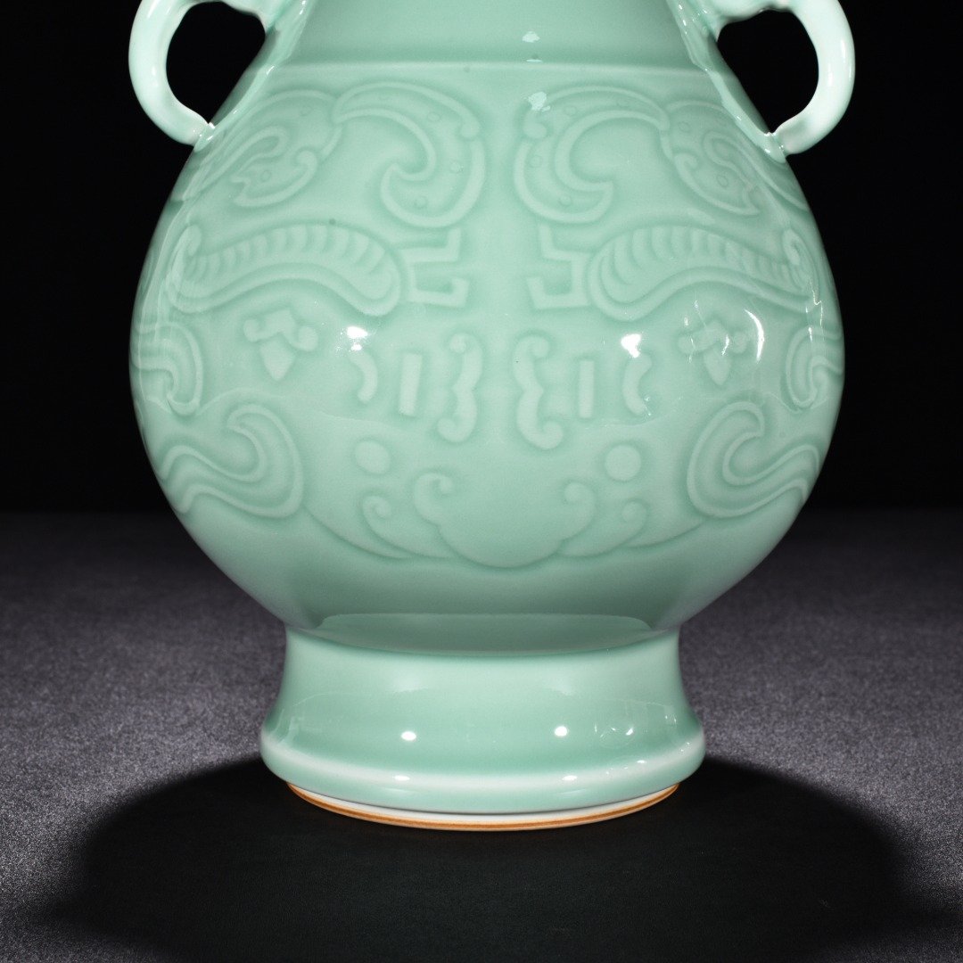 Qing Dynasty Qianlong bean green glaze elephant ear statue with Ruyi