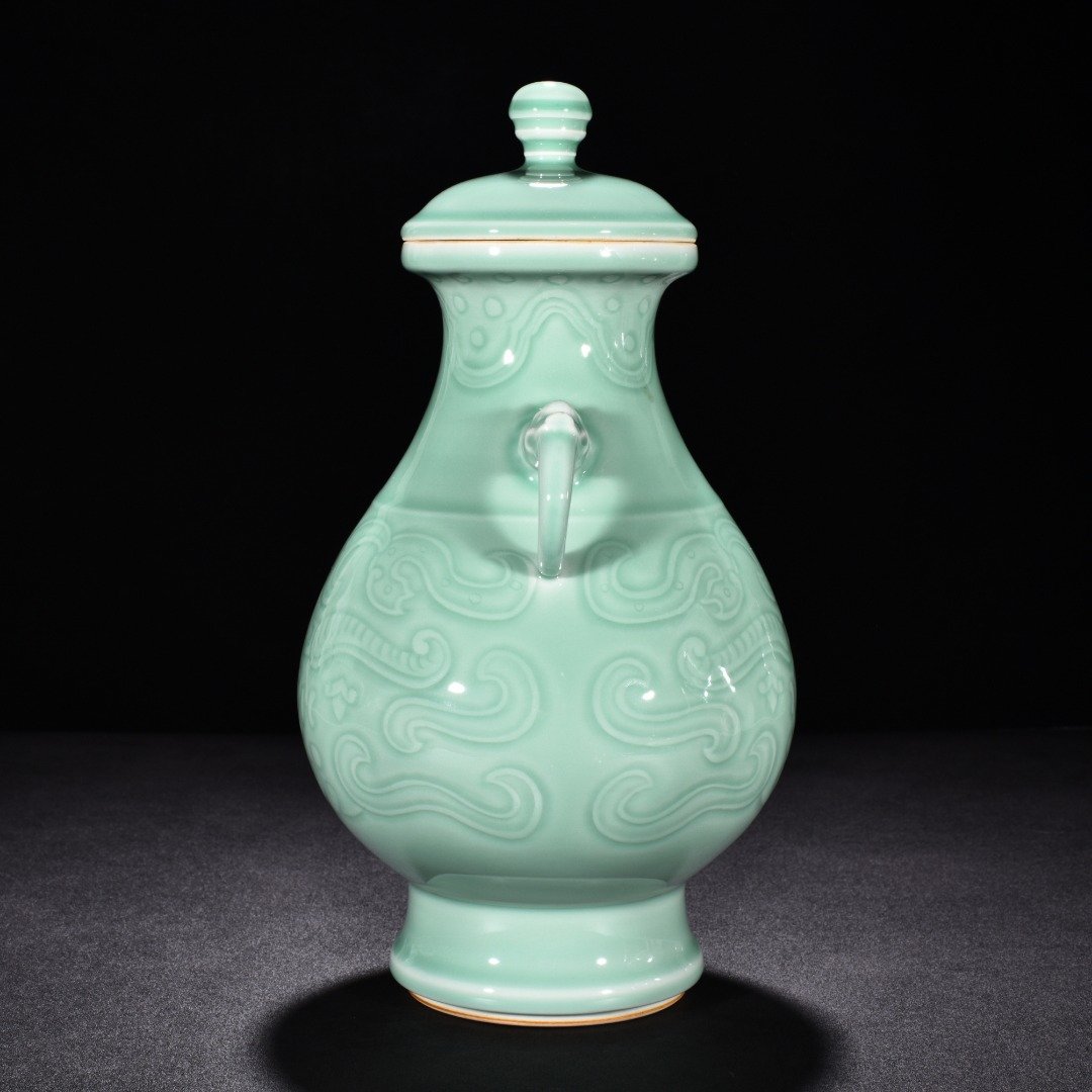 Qing Dynasty Qianlong bean green glaze elephant ear statue with Ruyi