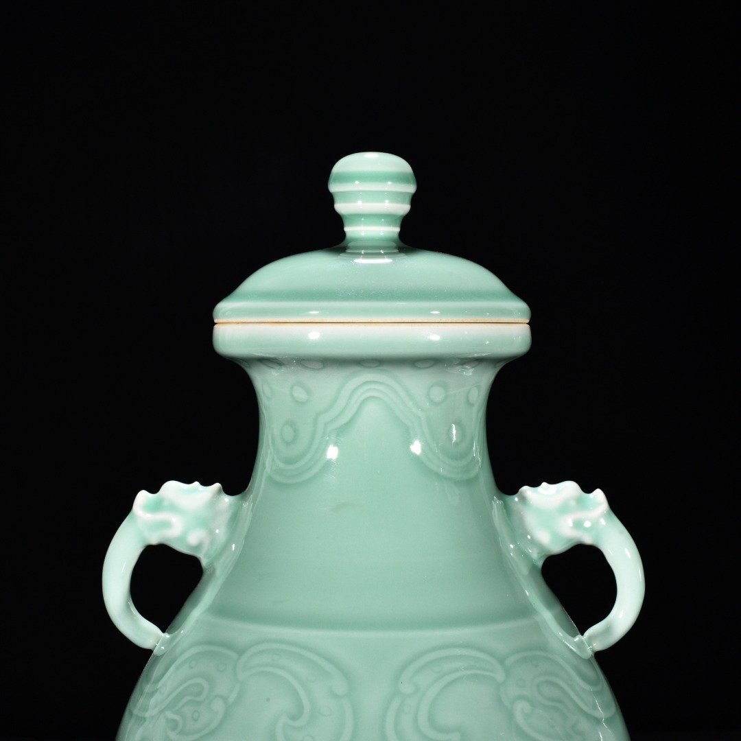 Qing Dynasty Qianlong bean green glaze elephant ear statue with Ruyi