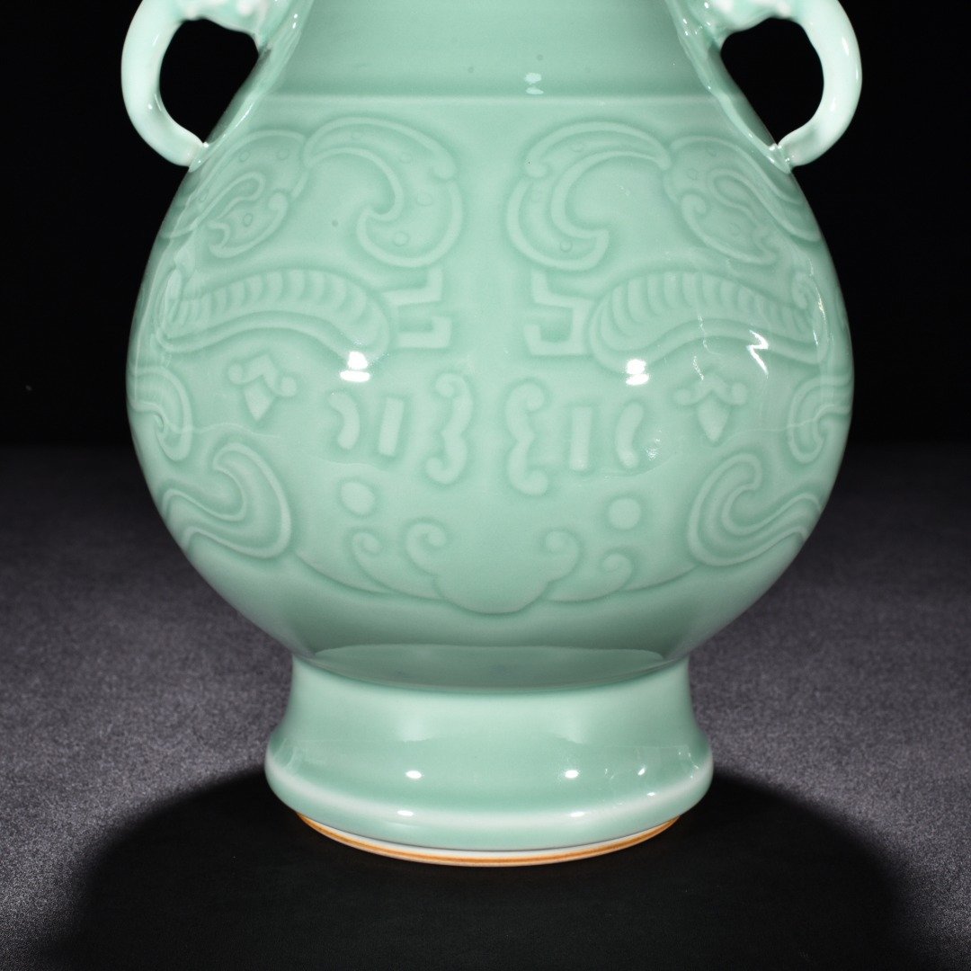 Qing Dynasty Qianlong bean green glaze elephant ear statue with Ruyi