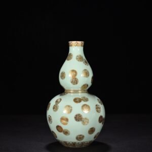 Qing Dynasty Qianlong bean green glaze gourd vase with gold leather ball
