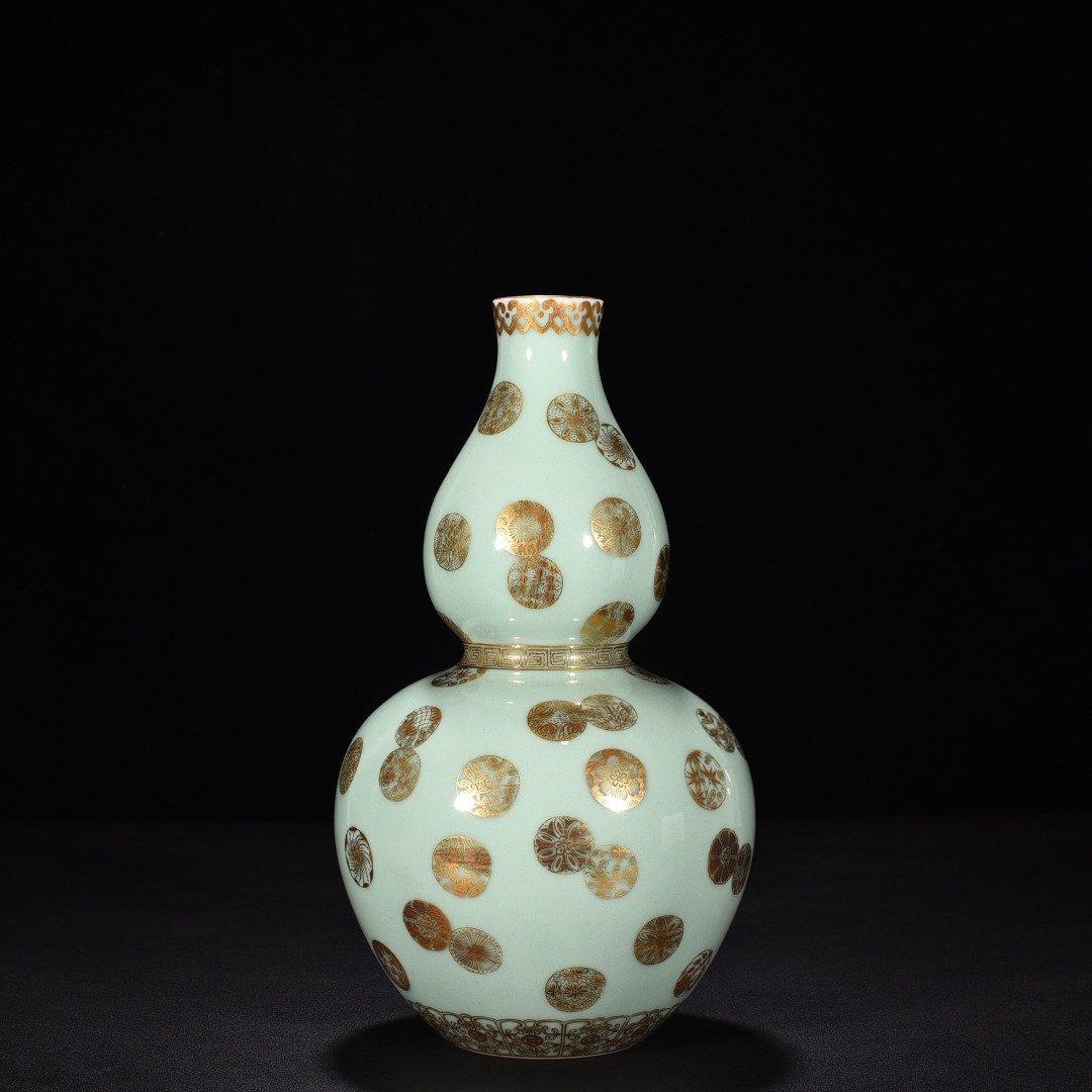 Qing Dynasty Qianlong bean green glaze gourd vase with gold leather ball