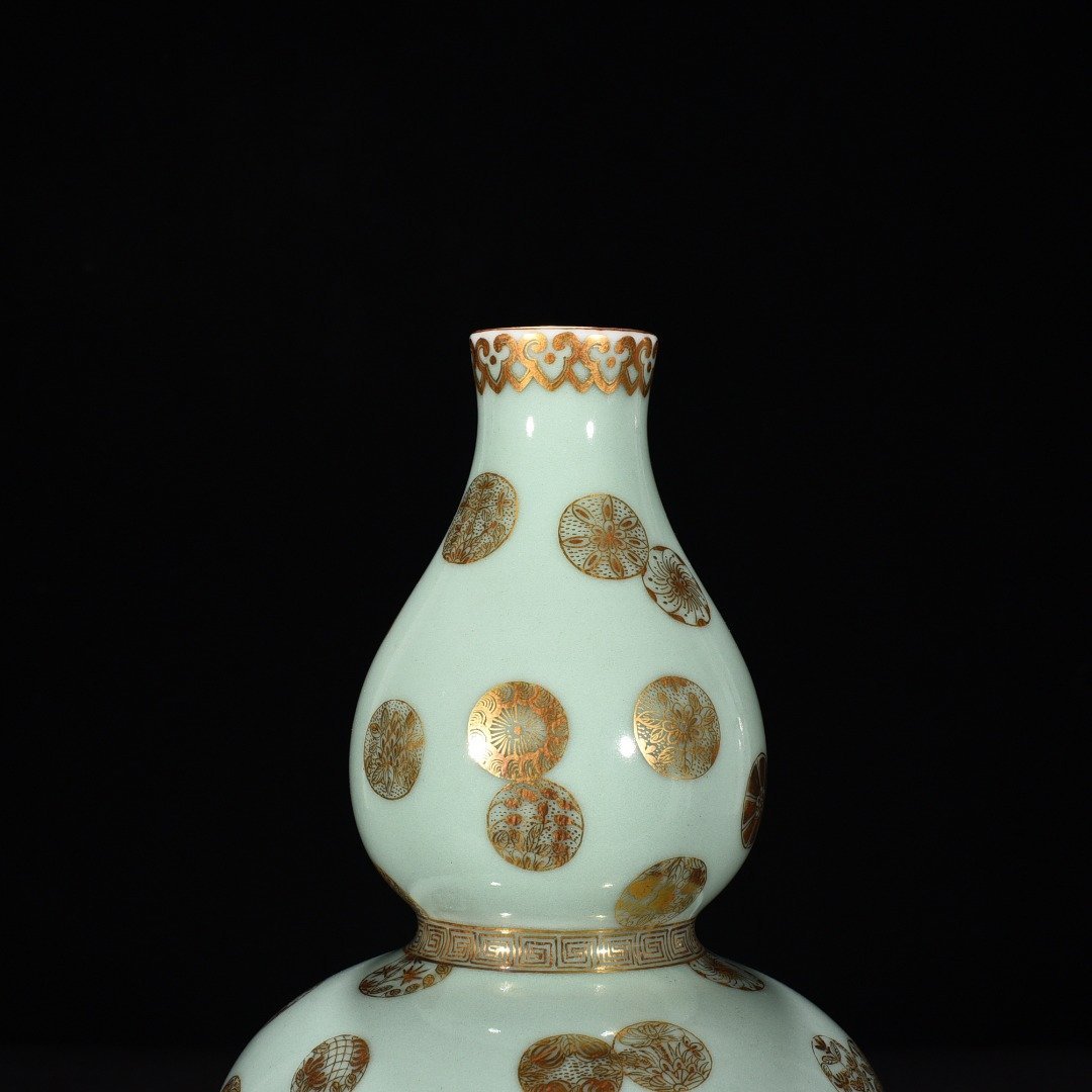 Qing Dynasty Qianlong bean green glaze gourd vase with gold leather ball