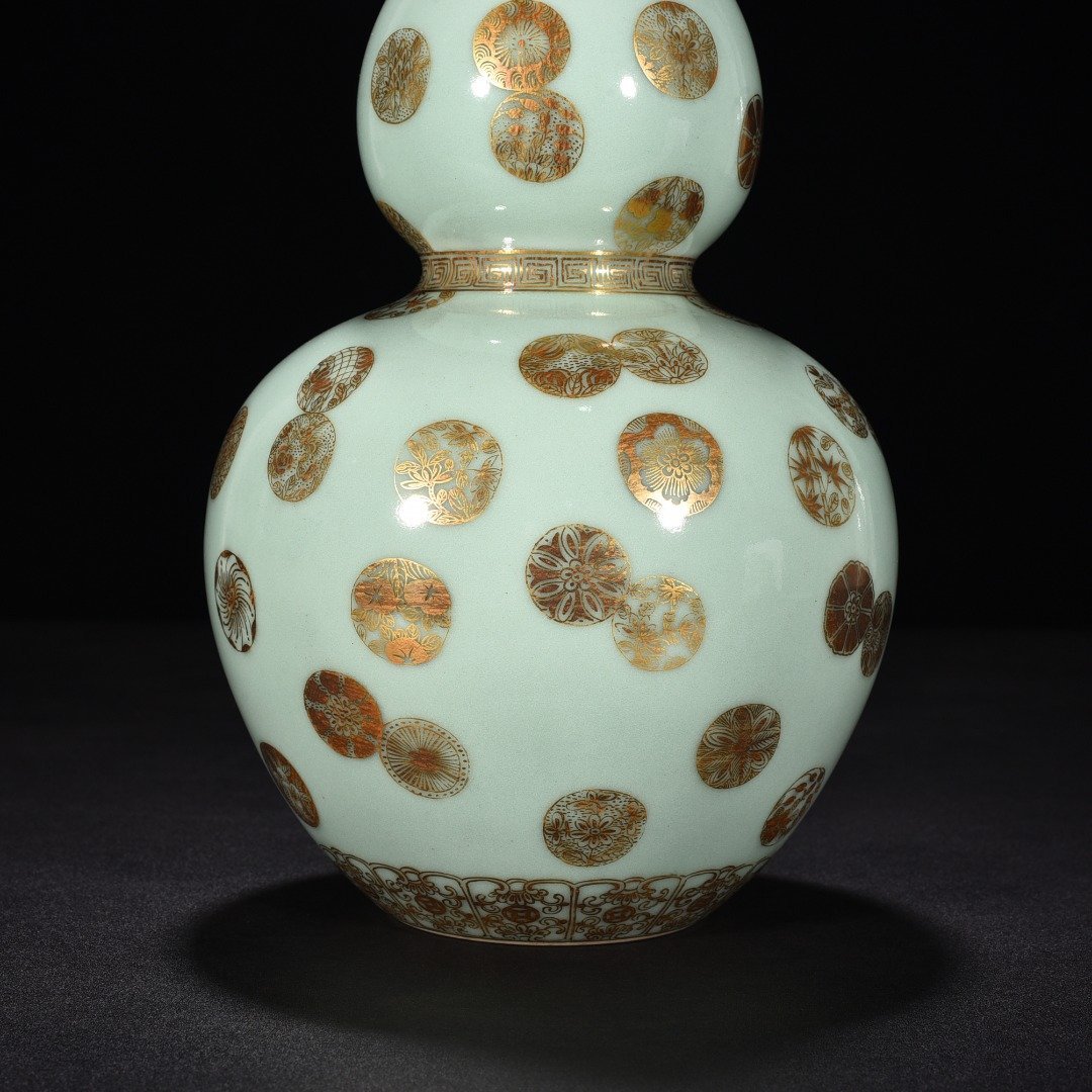 Qing Dynasty Qianlong bean green glaze gourd vase with gold leather ball