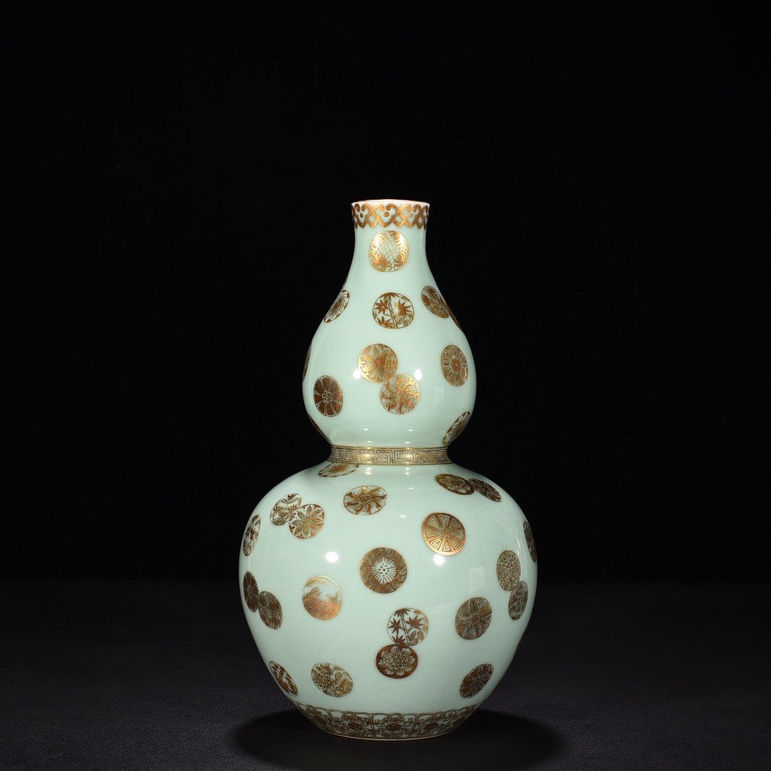 Qing Dynasty Qianlong bean green glaze gourd vase with gold leather ball