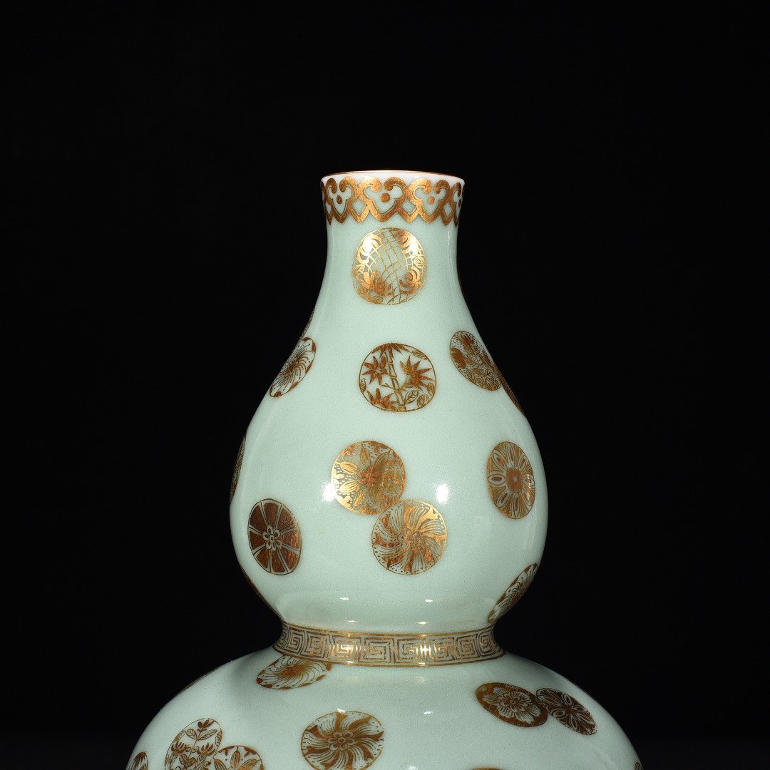 Qing Dynasty Qianlong bean green glaze gourd vase with gold leather ball