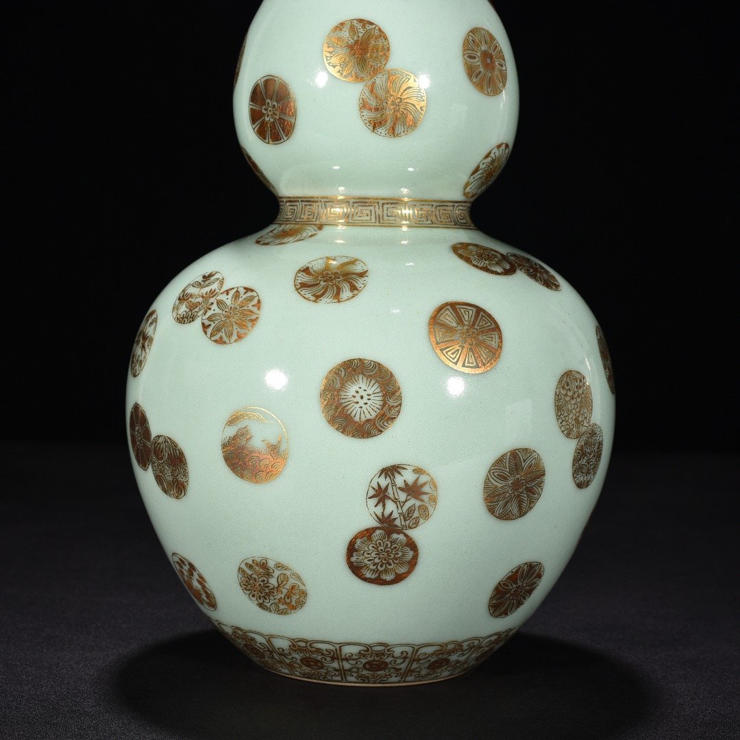 Qing Dynasty Qianlong bean green glaze gourd vase with gold leather ball