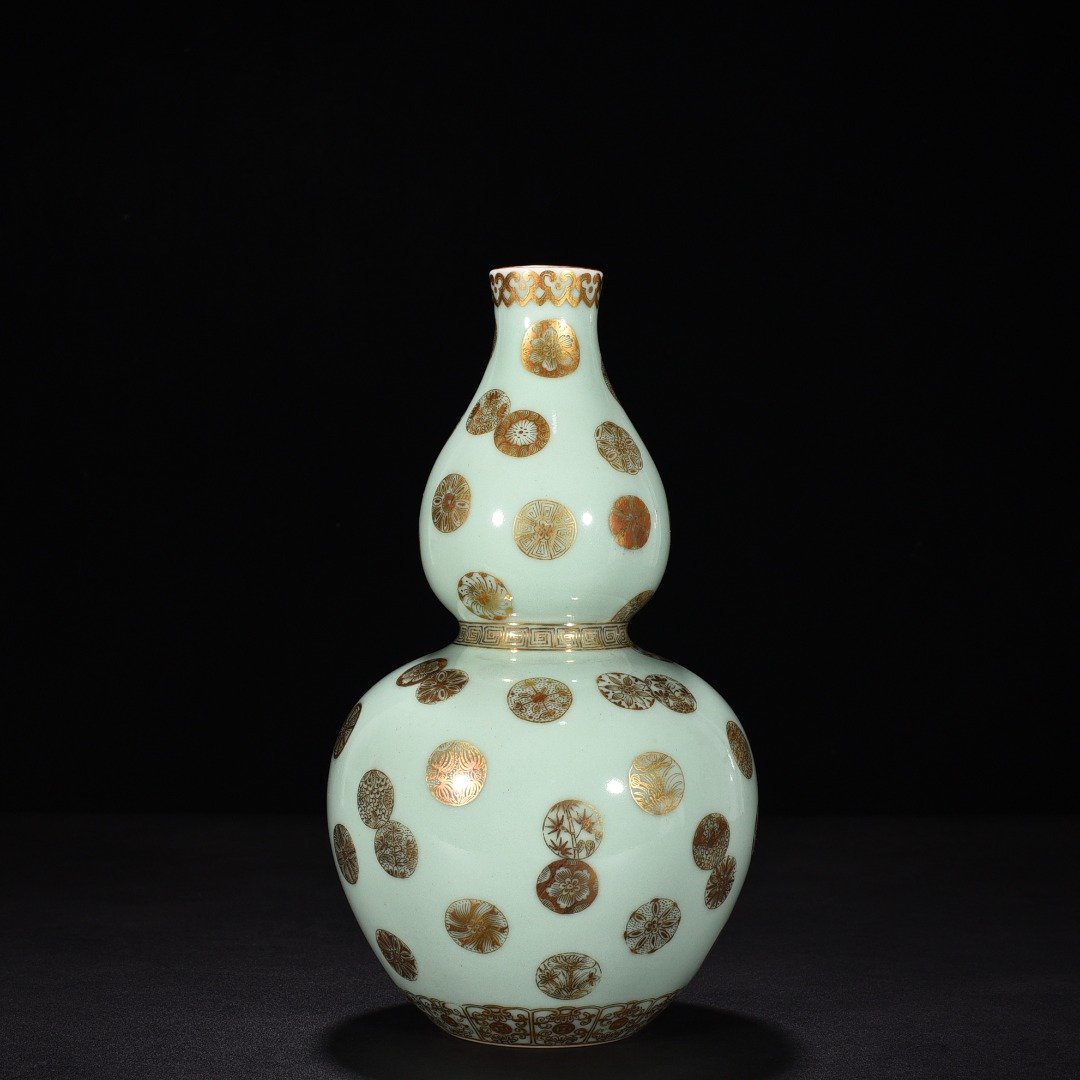 Qing Dynasty Qianlong bean green glaze gourd vase with gold leather ball