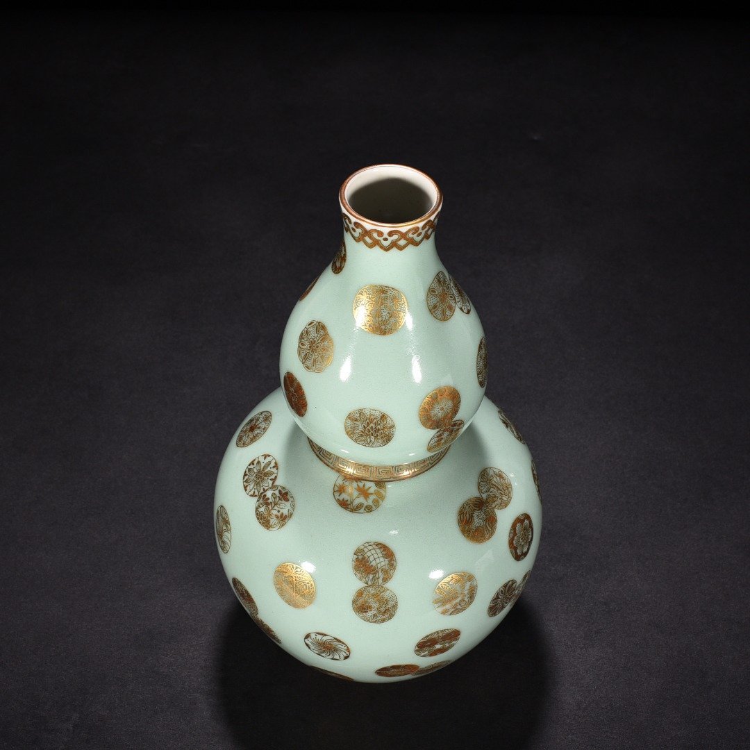 Qing Dynasty Qianlong bean green glaze gourd vase with gold leather ball