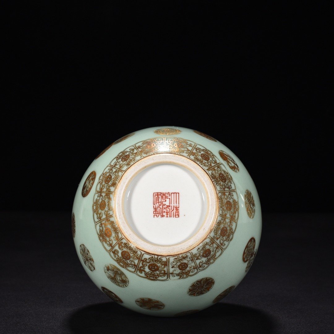 Qing Dynasty Qianlong bean green glaze gourd vase with gold leather ball