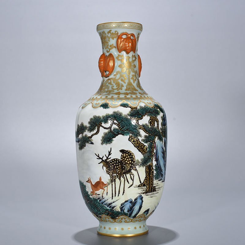 Qing Dynasty Qianlong bean green glaze and gold-painted vase