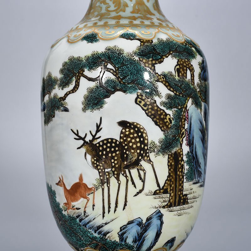 Qing Dynasty Qianlong bean green glaze and gold-painted vase