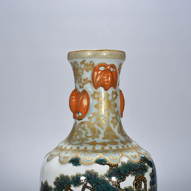 Qing Dynasty Qianlong bean green glaze and gold-painted vase