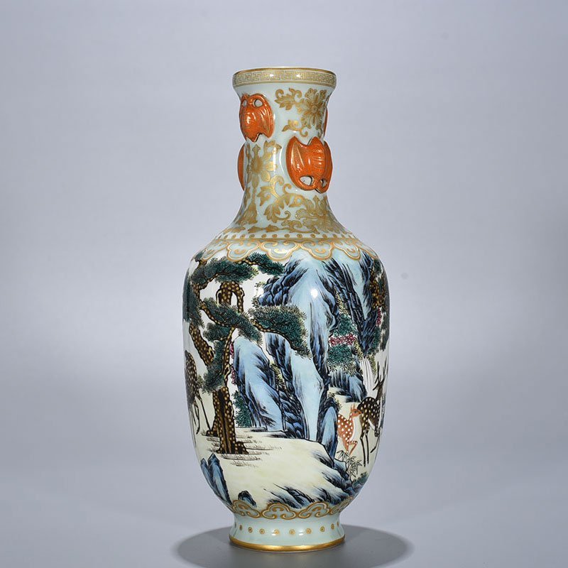Qing Dynasty Qianlong bean green glaze and gold-painted vase