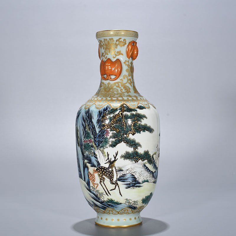 Qing Dynasty Qianlong bean green glaze and gold-painted vase