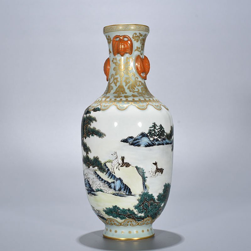 Qing Dynasty Qianlong bean green glaze and gold-painted vase