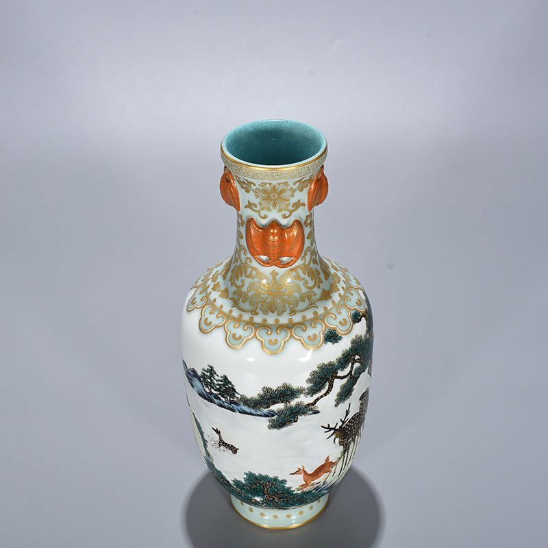 Qing Dynasty Qianlong bean green glaze and gold-painted vase