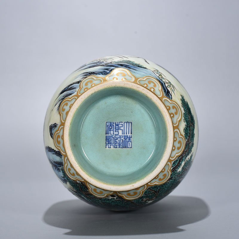 Qing Dynasty Qianlong bean green glaze and gold-painted vase
