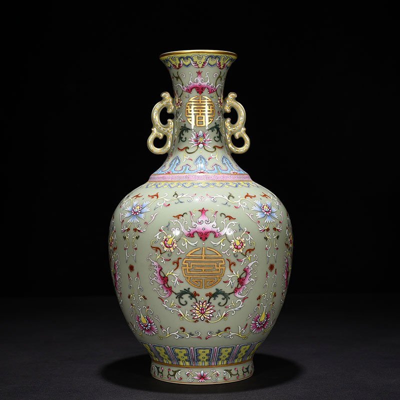 Qing Dynasty Qianlong bean green glaze pastel gold Fushou amphora