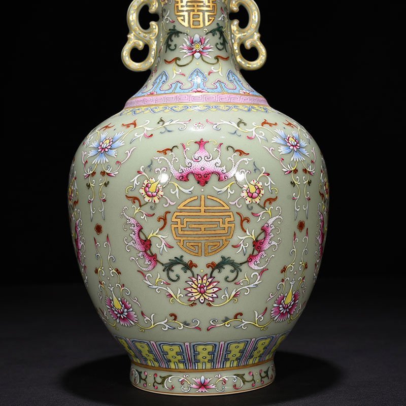 Qing Dynasty Qianlong bean green glaze pastel gold Fushou amphora