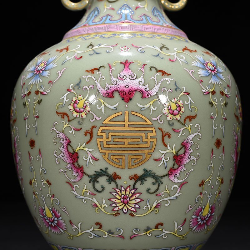 Qing Dynasty Qianlong bean green glaze pastel gold Fushou amphora