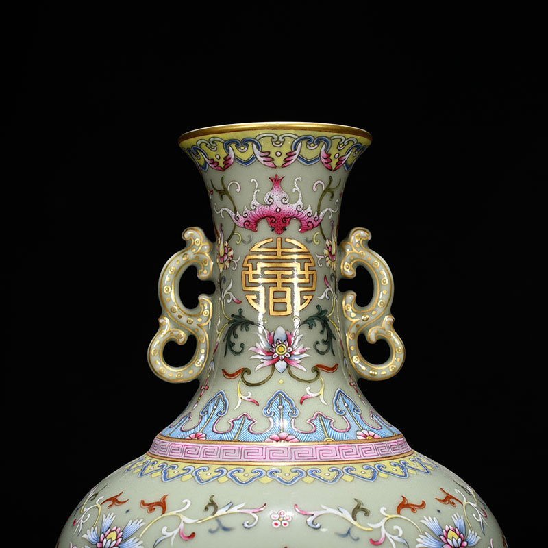 Qing Dynasty Qianlong bean green glaze pastel gold Fushou amphora