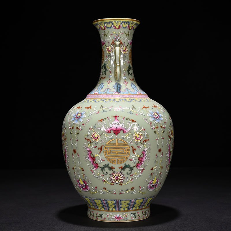 Qing Dynasty Qianlong bean green glaze pastel gold Fushou amphora