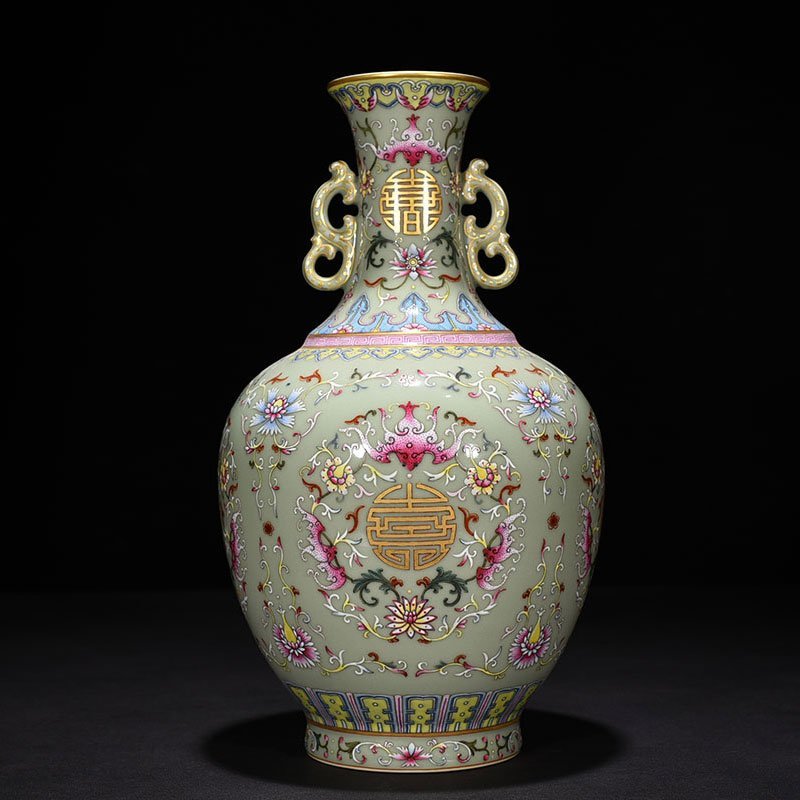 Qing Dynasty Qianlong bean green glaze pastel gold Fushou amphora