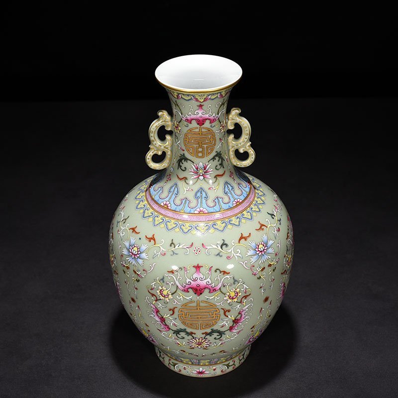 Qing Dynasty Qianlong bean green glaze pastel gold Fushou amphora
