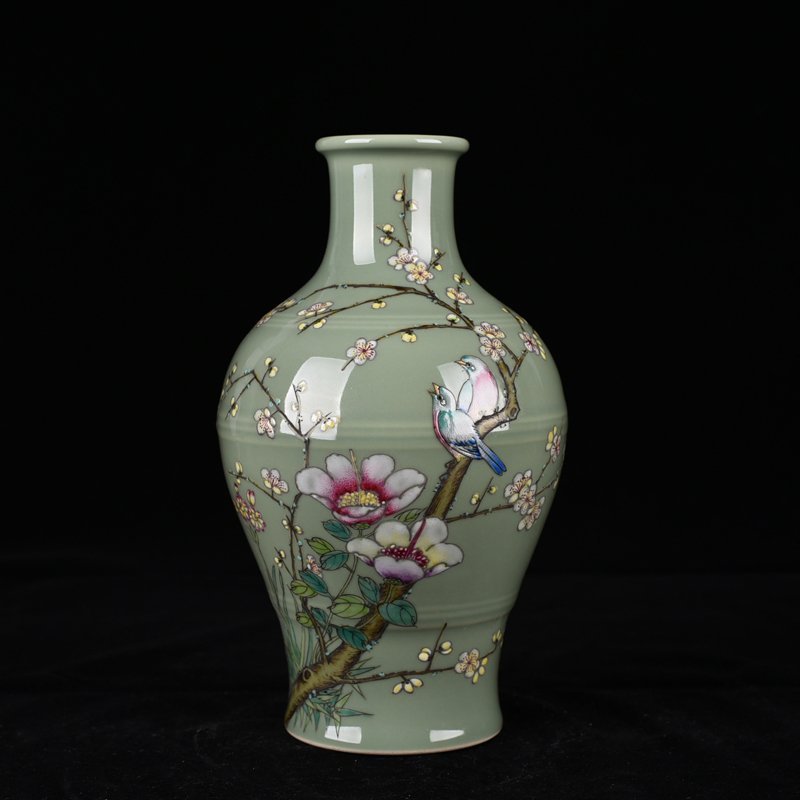 Qing Dynasty Qianlong bean green glaze pastel flower and bird vase