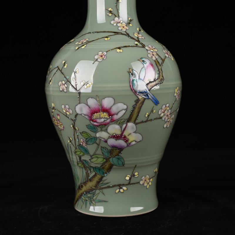 Qing Dynasty Qianlong bean green glaze pastel flower and bird vase