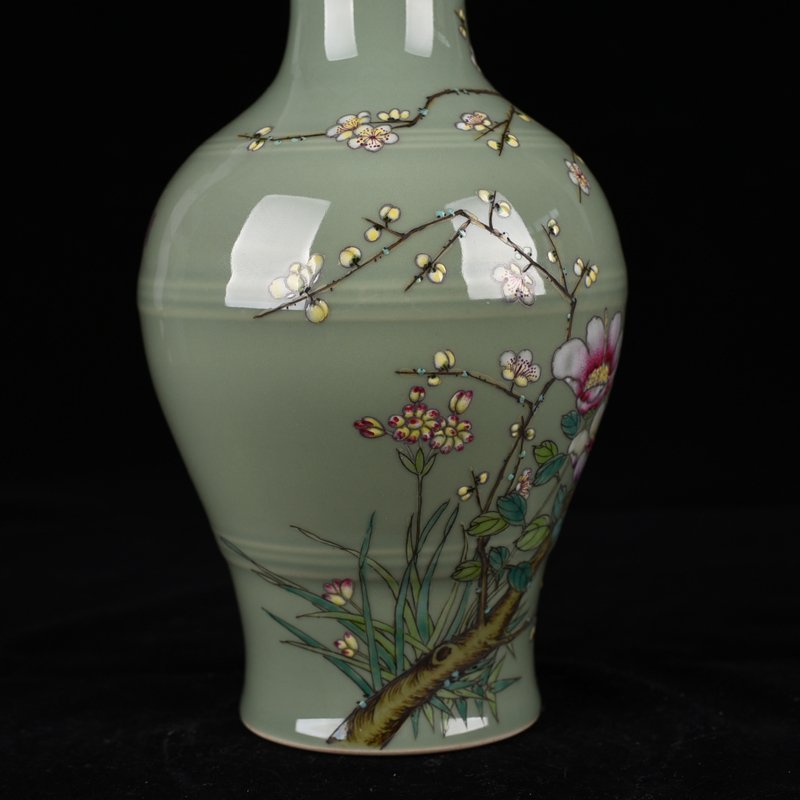 Qing Dynasty Qianlong bean green glaze pastel flower and bird vase