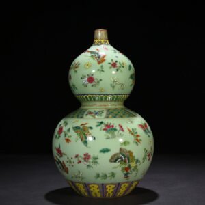 Qing Dynasty Qianlong bean green glaze pastel butterfly love gourd vase